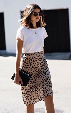 101 Ways to Style a Plain White Tee For Summer – StyleCaster Skirt Diy, Walking Down The Street, Casual Chic Outfits, Leopard Print Skirt, Summer Work Outfits, Winter Trends, Work Style, Work Outfits Women, 가을 패션