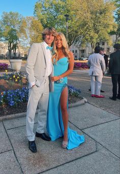 Teal Prom Couple Outfits, Prom Dresses Aqua Blue, Homecoming Blue Couple, Teal Hoco Couple, Turquoise Prom Dress Couple, Prom Outfit Ideas For Couples, Silver Hoco Couple, Aqua Prom Couple, Teal Homecoming Couple