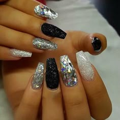 This is one of the best nail designs for New Years Eve! Nails Gorgeous, Nail Design Glitter, Black Nails With Glitter, Emerald Nails, Nails Bling, Pride Nails, Nails Elegant, Nagellack Trends, Nails Classy