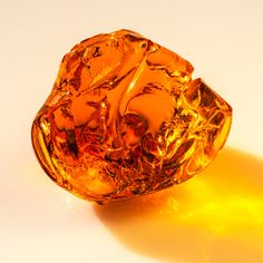 Ambre - Vertus, Bienfaits et Propriétés - King of Bracelet Amber Crystal Aesthetic, Bracelet Guide, Flaming June, Crystal Benefits, Crystal Texture, Fall Picnic, Wedding Entrance Decor, Art Jewelry Design, Amber Gemstone