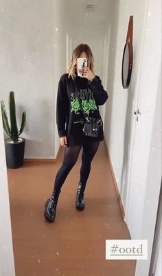 Edgy Concert Outfit Winter, Rockfest Outfit, Look Show Rock, Winter Rave Outfits Cold, Modern 80s Outfits, Simple Edgy Outfits, Lollapalooza Outfit Ideas, Winter Rave Outfits, Winter Rave