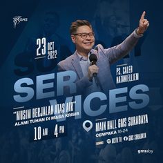 a man holding a microphone in front of a blue background with the words serr ces on it