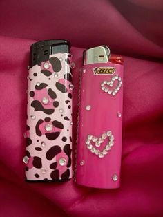 @xrialoverr Pink Ciggerate Aesthetic, Lighter Ideas Diy, Cool Ash Trays, Girly Smoker Aesthetic, Girly Lighters, Bedazzled Lighter Diy, Girly Crafts Aesthetic, Diy Lighter Design, Matching Lighters