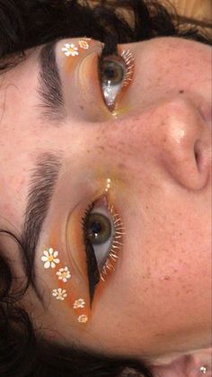 Aesthetic Make Up Ideas, Flower Look Makeup, Eye Makeup Creative Art, Halloween Flower Makeup, Cottage Core Make Up Look, Flower Eye Shadow, Flowery Eye Makeup, Orange Flower Makeup, 70s Themed Makeup