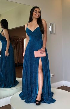 vestido de festa longo azul com brilho para madrinha de casamento Velvet Wedding Dress, Tulle Skirt Wedding Dress, A Line Prom Dress, Prom Dress Long, Formal Dresses With Sleeves, Spaghetti Strap Prom Dress, Wedding Flower Girl Dresses, Prom Dresses Sleeveless, A Line Prom Dresses