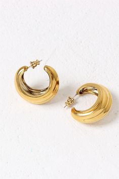 Material: Copper plated with 18k goldProcessing: electroplatingWeight: 10.2 g/pairLength 3 cm, width 2.7 cmDue to manual measurement, there may be a slight margin of error. Please refer to the product receipt for accurate information. Formal Gold-tone Metal Hoop Earrings, Gold-plated Metal Hoop Earrings, Classic Gold Metal Earrings, Gold Plated Metal Hoop Earrings, Gold-plated Hoop Earrings For Formal Occasions, Formal Brass Hoop Earrings With Plating, Gold-plated Hoop Earrings For Formal Events, Classic Metal Hoop Earrings With Plating, Classic Metal Plated Hoop Earrings