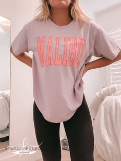 Malibu Comfort Colors Shirt - Orchid - JEWELS KENNEDY DESIGNS Crop Tanks, Comfy School Outfits, Printed Blouses, Simple Outfits For School, Cute Outfits With Leggings, Oversized Tees, Casual School Outfits, Cute Outfits For School, Cute Preppy Outfits