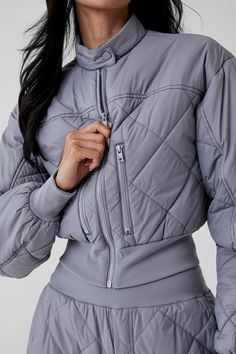 Relaxed, slightly cropped, and so versatile. The ribbed cuffs and hem keeps things cozy, and the luxe quilting, snap collar and zippered pockets make this jacket just about as cool as they come. The lightly filled silhouette is perfect for crisp days, but not so puffy that it overwhelms your outfit. Pro tip: pair with the matching Snowrider top and pants for the perfect lift-to-lodge look. Fitness Fits, Sweatpants And Sweater, Colorado Style, Quilted Pants, Gray Accessories, Pro Tip, Flowers Fabric, Athleisure Wear, Back Women