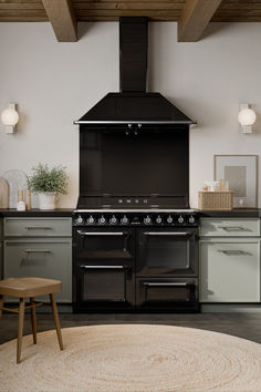 Verleihe deiner Küche eine individuelle Note mit den Haushaltsgeräten von SMEG! Ob farbenfrohe Blickfänger oder elegantes Design – alle SMEG Geräte vereinen Stil, Leistung und Liebe zum Detail. Black Range, Stainless Steel Range, Range Cooker, Large Appliances, Simplest Form, Cabinet Colors, Kitchen Style, Kitchen Space