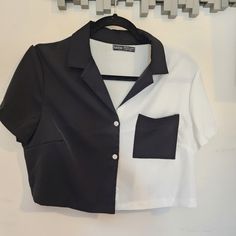 Never Worn. Cute Black And White Cropped Button Up Shirt With Collar. White And Black Crop Top, Crop Tops For Women Stylish, Black Collared Shirt For Day Out, Black Buttoned Shirt For Day Out, Black Button-up Shirt For Day Out, Cropped Collared Shirt Outfit, Casual Crop Top Outfits, Stylish Shirts For Women, Crop Button Up Shirt