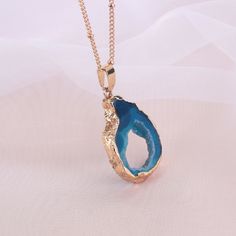 "Feature: Material: druzy Pendant shape: irregular Chain length: 20\" + 2.5\" extended chain Style: boho Packing: Comes with GIFT box packaging There will be some color, size and shape difference between the real items and the pictures because of the pendants is natural. As this item is handmade, please allow for small variations in design. Please contact us at the first time if you have any problems about products. Dedicated to handicraft production, looking for better for you. welcome, my frie Agate Jewelry With Adjustable Chain, Pendant Necklace Gold, Gift Box Packaging, Agate Slice, Bar Pendant, Jasper Beads, Tube Beads, White Beads, Style Boho