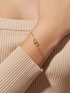 Interlocking Circles Bracelet - Jill | Ana Luisa Jewelry Aesthetic Gold Ring Designs, Dainty Jewellery Aesthetic, Aesthetic Breslet, Dainty Chain Bracelet, A Bracelet Gold, Dainty Silver Jewellery, Silver Bracelet Design For Women, Hand Bracelet Gold For Women, Bracelet Aesthetic Gold