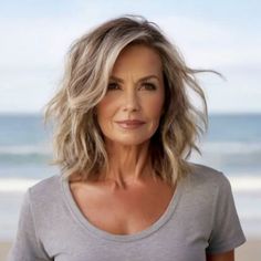 Sidepart Haircut Woman, Blonde Hair Transformations, Haircuts For Women Over 50, Hairstyles And Haircuts, Blending Gray Hair, Beautiful Hairstyles