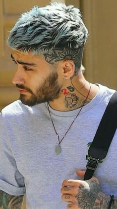 Zayn Malik showing off his lotus flower tatto with platinum blonde hair For more follow @sharayupatilssp Zayn Malik White Hair, Zayn Malik Blonde Hair, Blonde Hair Color Ideas For Men, Mens Hairstyles Color, Zayn Malik Hair Color, Zayn Malik Blonde, White Hair Men, Caesar Haircut, Zayn Malik Hairstyle