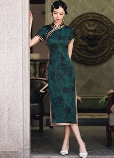 Green and gold Cheongsam dress Gold Cheongsam, Qipao Pattern, Red Qipao, Modern Qipao, Chinese Traditional Dress, Qipao Cheongsam, Qipao Dress, Cheongsam Dress, Chinese Dress