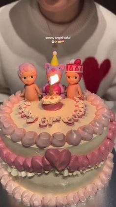 there is a birthday cake with teddy bears on it