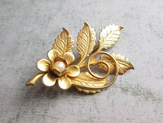 Lovely vintage brooch. Features flower with faux pearl center and very detailed leaves in gold. Very good condition, minor wear. Unmarked. Brooch Aesthetic, Saree Pins, Santa With Reindeer, Gold Reindeer, Gold Brooch, Vintage Monet, Gold Brooches, Vintage Brooch, Photo Bracelet