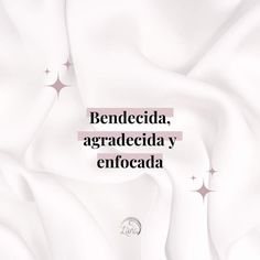 a white background with stars and the words benedicta, agradedia y enfocada