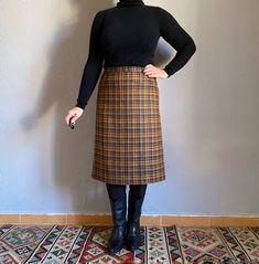 Timeless tweed wool fabric classic print 80s vintage skirt, high waist skirt,  zipper back closure. I love it for business daytime or events and why not with boots for a very preppy academia look!! Iconic old money British outfit,  exceptional quality  fabric (pure wool) has lining, in perfect condition, looks like never used. Made in UK. Current size: 42 FR 12 USA/XL 14 UK Waist round:  84 cm //33,07 inches Hip round: 102 cm /40,15 inches Length: 68 cm /26,7 inches All garments are delivered wa Academia Outfits Skirt, Old Money British, Money British, Burnt Orange Skirt, Academia Look, Academia Outfits, Preppy Academia, Winter Work, Skirt Zipper