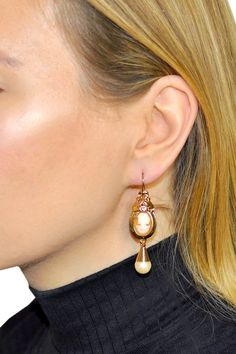 Cameo shell Victorian style earrings with 14k Venetian gold.  The cameo has been a classic piece of jewellery since Antiquity. Recently back in fashion, it is now extremely trendy. This cameo depicts a young woman’s profile with a bun in a baroque and romantic style.  Click through to discover it!     #vintageearrings #earrings #earringsoftheday #unusualjewelry #goldjewelry  #statementjewelry #mylittlevendome Cameo Drop Earrings Jewelry Gift, Cameo Drop Earrings As Gift, Gift Cameo Drop Earrings Jewelry, Elegant Cameo Earrings, Cameo Earrings For Gift, Elegant Cameo Earrings As Gift, Elegant Cameo Earrings For Gift, Cameo Drop Earrings For Gifts, Elegant Evening Jewelry With Cameo Detail