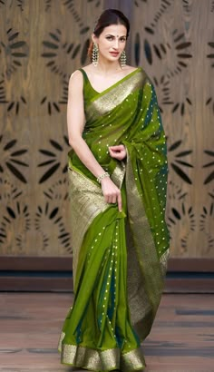 Traditional Saree Outfit, Bridal Saari Designs Latest, Green Saree For Bride, Saari Designs Latest, Trending Sarees Indian Weddings, Green Sarees, Designer Green Saree, Saree Styles Wedding Traditional, Wedding Saree Look