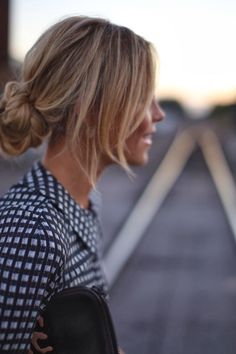 Its just a photo. But i love this! I just make a loose ponytail, then tuck it up into the elastic. Keep the loose strands. Evening Hairstyles, Long Hairstyles, Good Hair Day, Hair Envy, Face Framing, Great Hair, Messy Hairstyles, Hair Dos, Gorgeous Hair