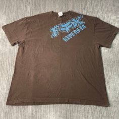 Vintage 2000s Fox Racing Motocross Sportswear Athletic Y2K Aesthetic Streetwear Brown Graphic T Shirt Double Extra Large Mens Condition:  Excellent Used Condition  = No Flaws Measurements: Please see photos above for all measurements IF YOU BUY TWO OR MORE ITEMS USE THE CODE BUNDLE @ CHECK TO SAVE 20% WE SHIP WITHIN 24 HOURS AFTER PURCHASE! Please be aware that we do not offer free returns!! The Buyer is responsible for the cost of the return label.  Follow us on TikTok & Instagram @findsnostalg Biker Style Tops With Front Print For Streetwear, Biker Style Streetwear Tops With Front Print, Sporty Graphic Tops For Biker Events, Casual Crew Neck Tops For Motorcycling, Sporty Graphic Print Tops For Biker Events, Sporty Tops With Graphic Print For Biker Events, Vintage Shirt Outfit, Biker Style Crew Neck Top With Logo Print, Y2k Fan Merchandise Tops With Logo Print