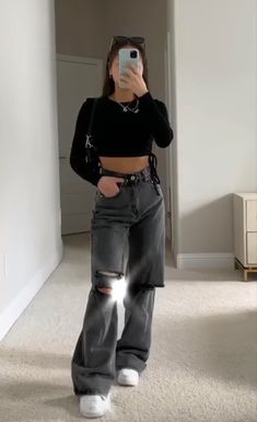 Mode Poses, Looks Pinterest, Foto Poses, Tomboy Style Outfits, Streetwear Fashion Women, Swaggy Outfits, Tomboy Fashion, Teenage Fashion Outfits, Looks Style