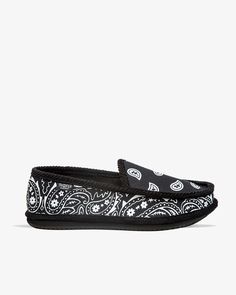 Bandana Slippers, Mens House Shoes, Estilo Cholo, Black Bandana, West Coast Fashion, Navy Man, Hip Hop Artists, White Men, Bandana Print