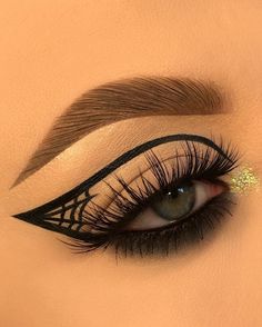 Eyeliner Styles Easy, Easy Halloween Make Up Look, Witchy Eyeliner, October Makeup Looks, Simple Halloween Makeup Looks Easy, Easy Halloween Eyeliner, Simple Halloween Makeup Looks For Work, Spooky Eye Makeup, Eyeliner Ideas Creative