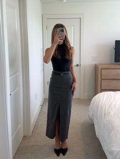 Pencil Skirt Button Down Shirt, Midi Skirt Corporate Outfit, Work Wear Skirt, Professional Skirts Business, Business Professional Women’s Outfits, Fashion Office Outfits Women, Business Casual Long Skirt Outfits, Office Outfits For Winter, Women’s Corporate Looks