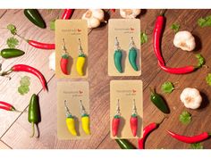 Looking for a fun and unique way to show your love of chili peppers? Look no further than these jalapeno earrings! Made out of red, yellow or green chili peppers, these earrings are sure to add some spice to any outfit. Whether you're wearing them to a party or just to dress up your everyday look, these earrings are a must-have. Plus, they make a great gift for anyone who loves chili peppers! Chile Ristra, Pepper Earrings, Chile Jalapeño, Green Chili Peppers, Green Chili, Food Earrings, Food Jewelry, Chili Peppers, Stuffed Green Peppers