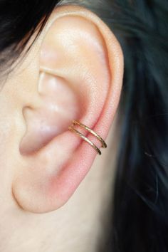 Our Ear cuff or conch ring is perfectly comfortable for the ear and easy to wear. This listing is for a single (1) double ear cuff. Our Clip on ear cuff, slightly adjustable with a little squeeze and available in our one size fits all fake piercing. M E T A L ⋯ C O L O R 14k Yellow gold filled 14k Rose gold filled Sterling Silver D E T A I L S No piercing needed this open hoop slides on and off the ear and is slightly adjustable. S H I P P I N G These packages are ready to ship in just 1-2 days Adjustable Gold Ear Climbers For Gift, Adjustable Single Ear Cuff For Everyday Wear, Adjustable Pierced Ear Climbers As Gift, Dainty Adjustable Ear Cuff For Pierced Ears, Adjustable Ear Climbers As A Gift, Adjustable Hypoallergenic Ear Cuff For Everyday Wear, Adjustable Hypoallergenic Ear Cuff As Gift, Hypoallergenic Adjustable Ear Cuff For Everyday, Adjustable Gold Pierced Ear Cuff