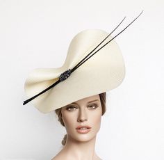 Elegant White - Ivory and black Kentucky derby hat for woman. This cream fascinate hat is embellished with two quills and a beautiful beaded aplique. It is a perfect hat for weddings, Royal Ascot horse races, cocktails, derby... It is mounted on a headband. If you want, you can choose the side of the head were you like to wear the fascinator, just convo me. Any color of the fascinator can be changed to order. ** PROCESSING TIME: 5 -7 business days. ** DELIVERY TIME (DHL EXPRESS WITH TRACKING NUM Fascinator Hats Outfit, Yellow Fascinator, Ascot Horse Racing, Race Day Hats, Hat For Woman, Fascinator Hats Wedding, White Fascinator, Kentucky Derby Fascinator, Horse Races