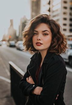 Dark Academia Makeup Looks, Hairstyles Casual, Hairstyles Straight, Short Curly Haircuts, Short Wavy Hair, Curly Hair Cuts, Short Curly Hair, Grunge Hair