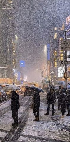 Winter wallpaper Rain And Snow Aesthetic, New York Christmas Aesthetic Night, Snow In City Aesthetic, Christmas In Nyc Aesthetic Wallpaper, White Christmas New York, Nyc Christmas Aesthetic Wallpaper, Nyc Xmas Aesthetic, Christmas At Night Aesthetic, Christmas In Nyc Aesthetic Night