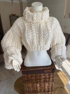 High Cropped Sweater, Crop Top Turtle Neck Outfits, Crochet Sleeves Outfit Aesthetic, Turtle Sweater Outfit, Neck Turtle Outfit, Hollow Out Sweater Outfit, Crop Top Long Sleeve Outfit, Jumper Winter Outfit, Crop Crochet Sweater