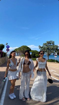 Beach Outfits Hawaii, Sea Trip Outfit, Senior Trip Outfits Beach, Cancun Trip Outfits, Sun Protection Outfit, Beach Day Outfit Aesthetic, Summer Outfits California, Bali Looks, Ibiza Beach Club Outfit