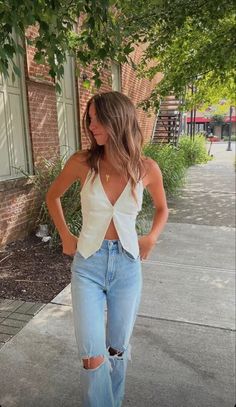 Dinner Outfit Europe, Spring Outfit Inspo 2023 Casual, Summer Bar Fits, Simple Timeless Outfits, Casual Summer Bar Outfits, Warm Weather College Outfits, Dressy Jeans Outfit Summer, Cute Casual Dinner Outfits Summer, Cute Dinner Outfits Summer