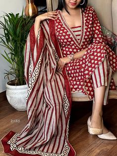 New Sleeves Design For Kurta, Cotton Anarkali Neck Designs, Salwar Pattern Churidar, Women Kurti Neck Design, Long Kurti Patterns Designer, Kurta Designs Women Neck, Cotton Suits Designs For Stitching, Cotton Chudithar Stitching Designs