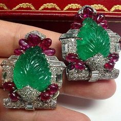 Luxury Green Brooch For Formal Occasions, Luxury Green Brooch For Anniversary, Luxury Green Brooches For Anniversary, Luxury Green Brooches For Wedding, Formal Fine Jewelry Brooches With Jewels, Elegant Clip-on Brooches For Formal Occasions, Convertible Jewelry, Carved Emerald, Ruby And Diamond Necklace