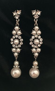 20s Inspired Jewelry, 1920s Earrings Gatsby, 1920 Accessories Gatsby, 20s Jewelry Accessories, Old Hollywood Jewelry Glamour, 1920s Jewelry Vintage, Great Gatsby Earrings, Old Hollywood Earrings, Classic Pearl Chandelier Earrings For Wedding