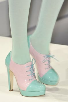 Black Swan Ballet, Hak Tinggi, Kawaii Shoes, Pastel Fashion, Crazy Shoes, Pretty Shoes, Pastel Goth, Kawaii Fashion, Womens Fashion Trends