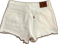 Chic Levi's Summer Bottoms, White Cutoff Shorts For Vacation, Chic Cutoff Bottoms For Vacation, Levi's Summer Cotton Bottoms, White Cutoff Bottoms For The Beach, White Cutoff Bottoms For Beach, Levi's Summer Shorts, Summer Levi's Bottoms, Levi's Summer Bottoms With Pockets