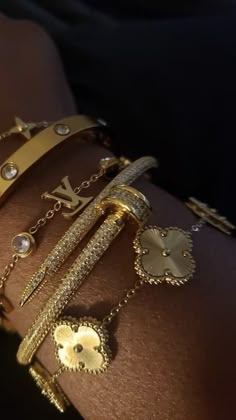 Black Women Jewelry Aesthetic, Expensive Brands Aesthetic, Jewelery Stacks, Gold Jewelry Stack, Tiffany Bracelet Stack, Bijoux Aesthetic, Gold Aesthetic Jewelry, Expensive Aesthetic, Gold Jewellery Aesthetic