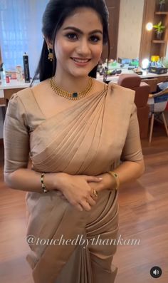 Simple Saree Jewellery, Saree With Jewellery Ideas, Simple Saree Look With Gold Jewellery, Simple Bridal Saree Look, Blouse Designs For Women Saree, Golden Saree Jewellery Ideas, Simple Jewellery For Saree, Simple Silk Saree Look, Simple Saree Look For Wedding