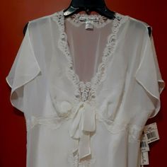 Size M Ivory Linea Donatella Short Sleeve Night Dress& Gown Set/Nwt/Adorned With Matching Ivory Lace Throughout As Depicted. White V-neck Nightgown With Delicate Lace, White V-neck Chemise For Sleep, White Delicate Lace Nightgown For Loungewear, White Lace Nightgown For Loungewear, White Delicate Lace Nightgown For Sleep, White Lace Nightgown With V-neck, White Sheer Nightgown, Sheer White Sleepwear, White Nightgown With Delicate Lace