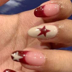 Red And White Nails Aesthetic, Acrylic Nails Ideas Stars, Star Inspo Nails, Aesthetic Red Nail Designs, Star Nails Inspiration, Nail Art Y2k Red, Grunge Style Nails, White And Red Star Nails, Acrylic Nail Star Design