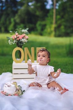 1 Year Photoshoot Ideas Outside, At Home 1st Birthday Photoshoot, One Year Baby Girl Photoshooting, Daisy First Birthday Photoshoot, 1 Year Girl Photoshooting Ideas, 1st Birthday Photography, Baby Girl Photoshooting Ideas 1 Year, Photoshoot 1st Birthday