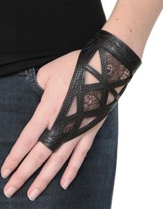 Hand Wear Accessories, Unique Accessories Fashion, Leatherwork Aesthetic, Leather Jewellery Ideas, Fantasy Gloves, Dnd Jewelry, Arm Wraps, Diy Steampunk, Black Pearl Jewelry